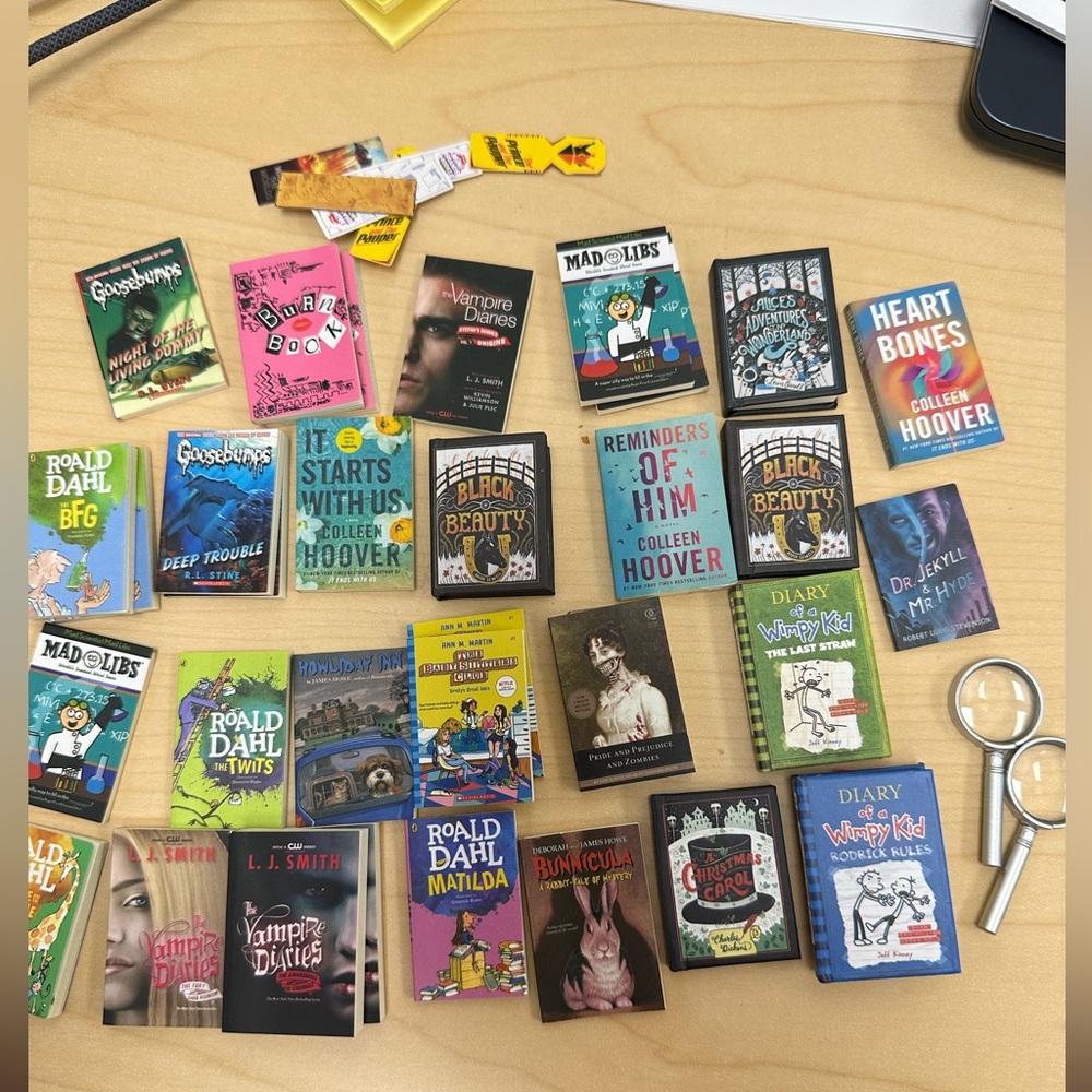 Mini Brands Books Series 1. Mini Books and Magnifying Glass Set - Picture 3 of 3